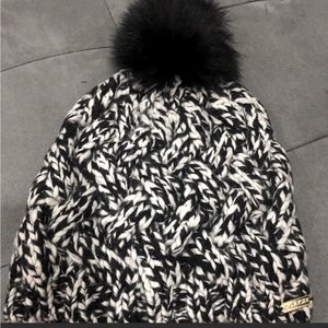Has original packaging. Mink Pom Pom.